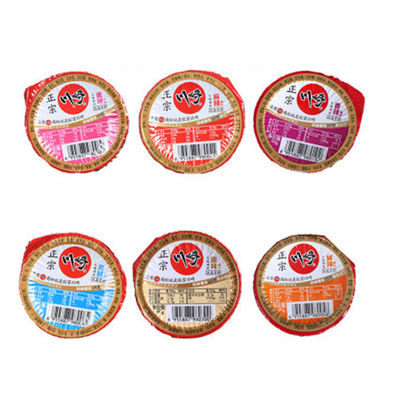Las capas multi grabadas en relieve cortaron las tapas de la taza con tintas del yogur de los PP picosegundo PE de las tapas